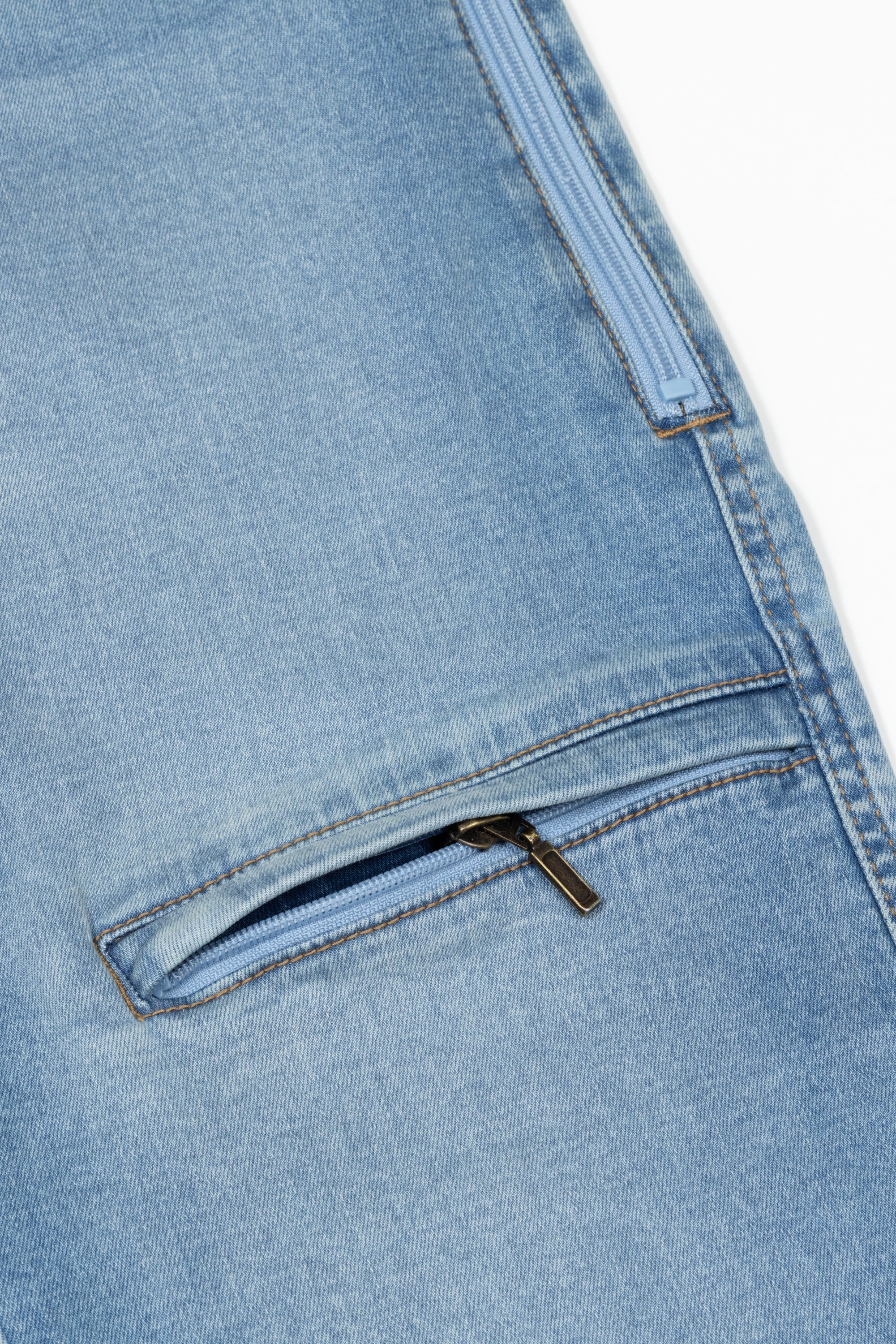 The close up of the thigh pockets. It's zipped.