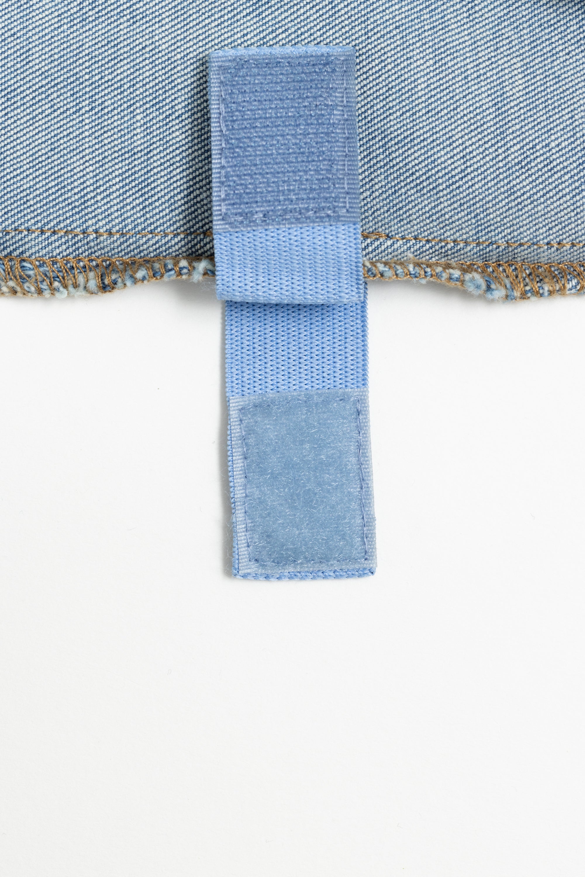The closeup of the leg loop.