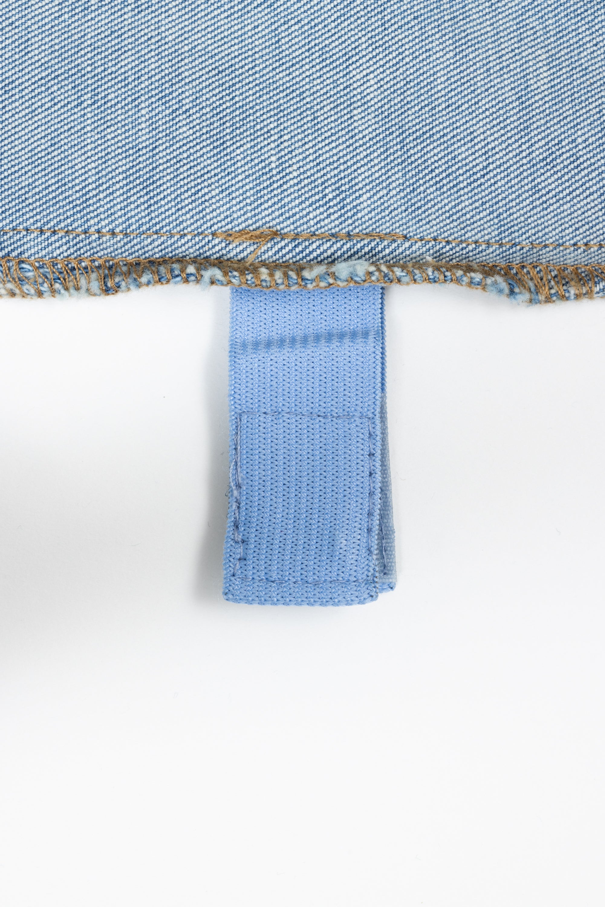The closeup of the leg loop.