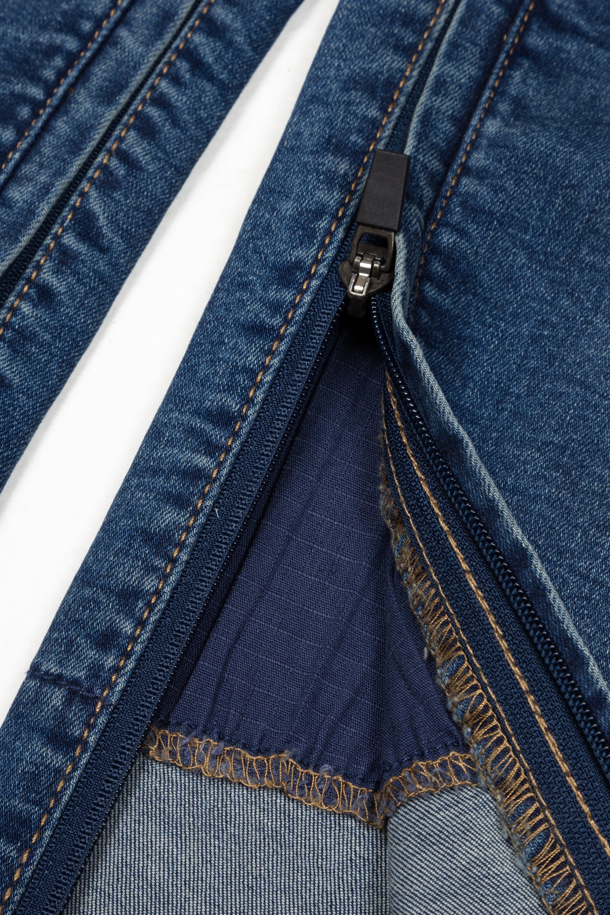 A close-up of the zipper.