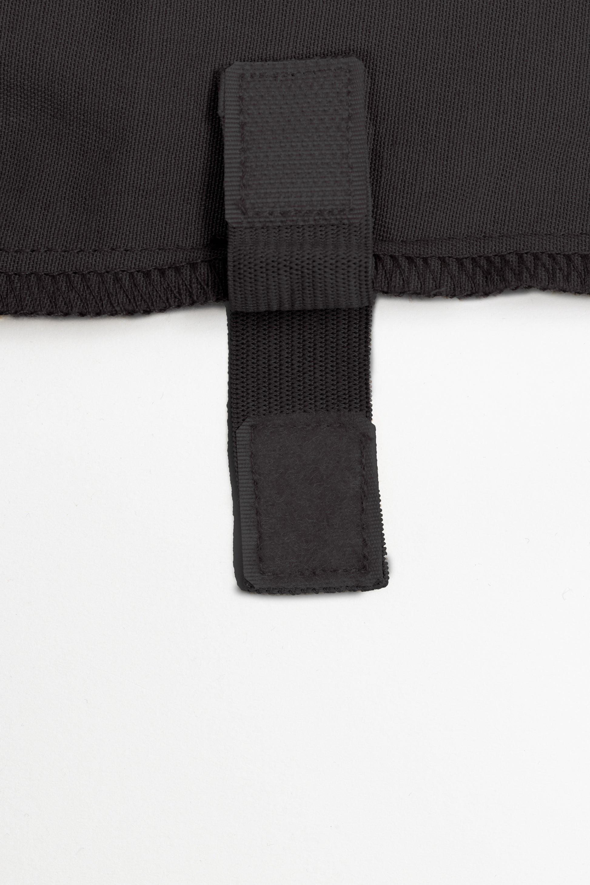 The closeup of the leg loop.
